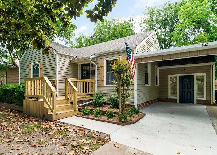 Next To Expo, 5 Beds, Hot-Tub, Corn Hole, Pets!