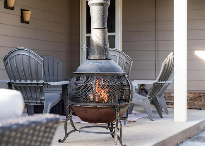 4 Bdrm, 3Ba,Fire Pit, Grill, 1 Block To Tu Pets!