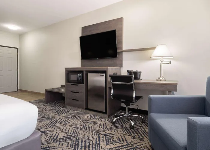 La Quinta By Wyndham Tulsa Airport / Expo Square