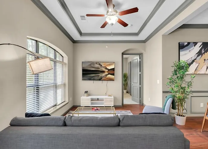 Cozy 2Br- Pool,Gym,Pkng,Near Bok Ctr&Arts Dstrct
