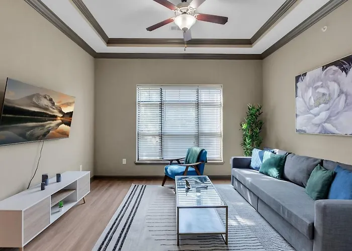 Chic 2Br- Pool,Gym,Pkng,Near Bok Ctr&Arts Dstrct
