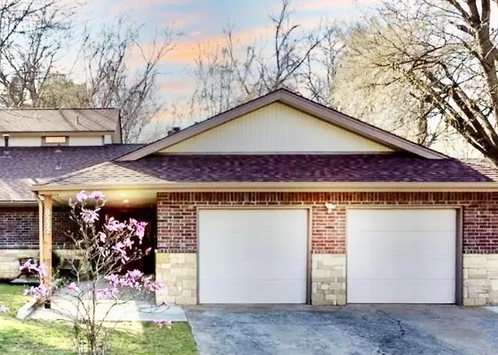 Centrally Located Hot Tub, 5 Bedrooms