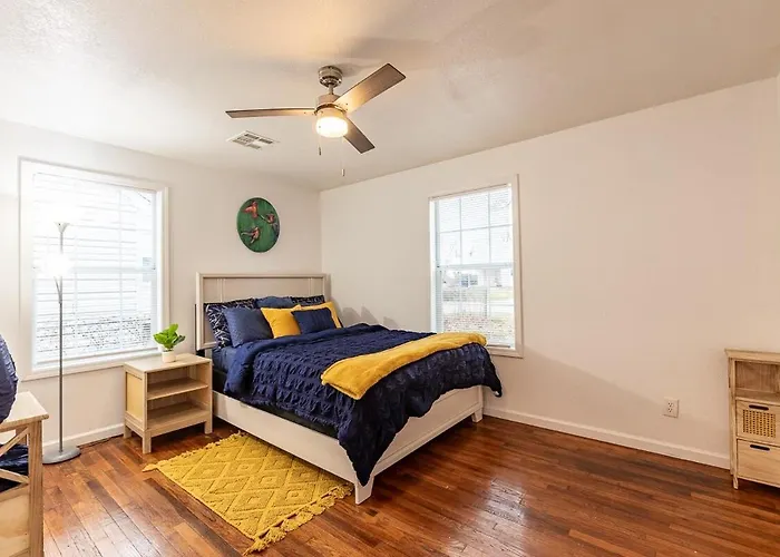 Cozy Home Perfect For Groups!