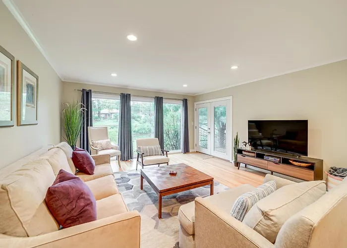 6 Mi To Dtwn: Waterfront Home In Tulsa!