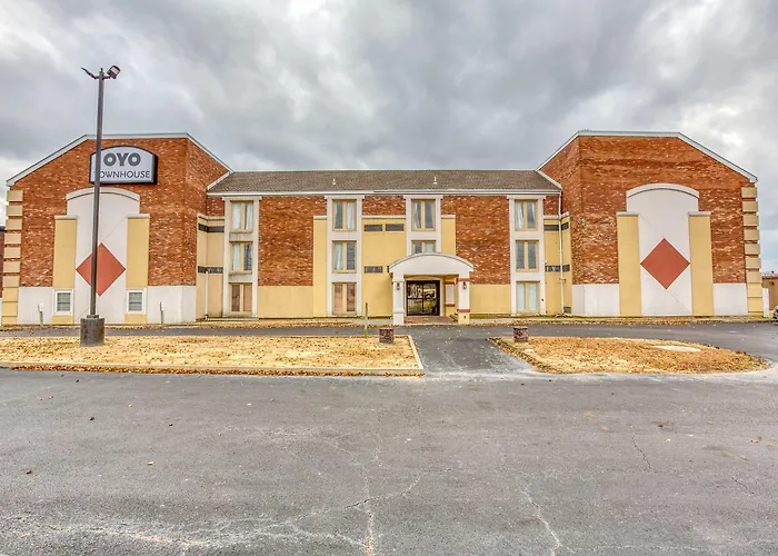 OYO Townhouse Tulsa Woodland Hills