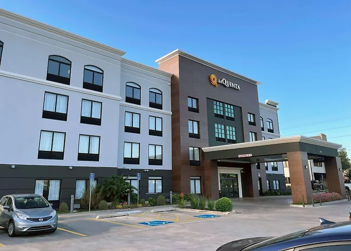 La Quinta Inn & Suites By Wyndham Tulsa Midtown