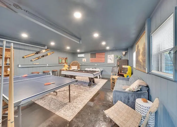 Fully Restored Cottage, Amazing Game Room, Hot Tub