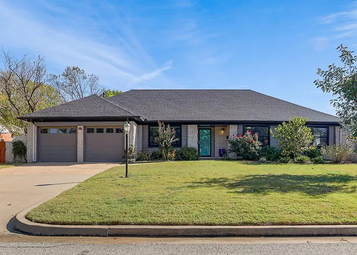 Pet-Friendly Home W/ Yard: 8 Mi To Downtown Tulsa!