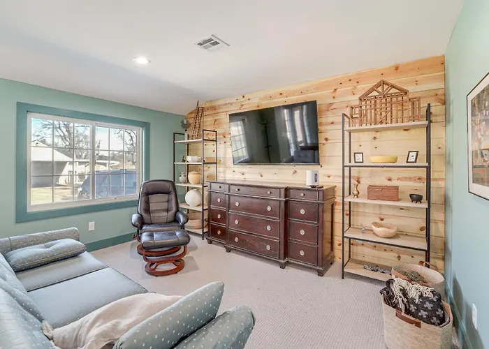 1 Mi To Campus: Modern Tulsa Home W/ Private Yard