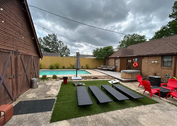 In-Ground Pool, Hot Tub, Fire Pit, Massage Room!