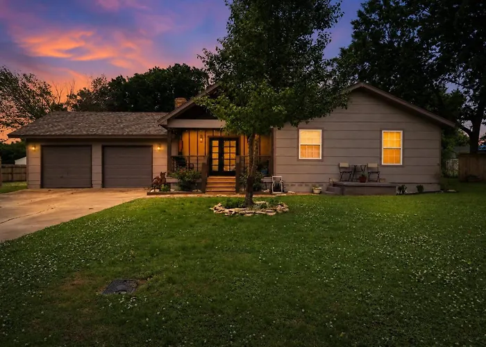 Modern Farmhouse 3Br Tulsa Oasis Home