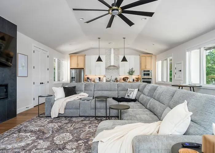 Modern Tulsa Retreat W Balcony And Sleeps 13