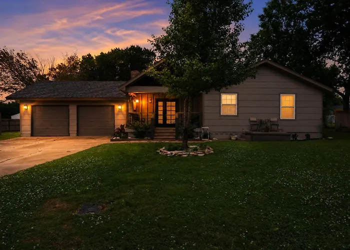 Modern Farmhouse 3Br Tulsa Oasis Home