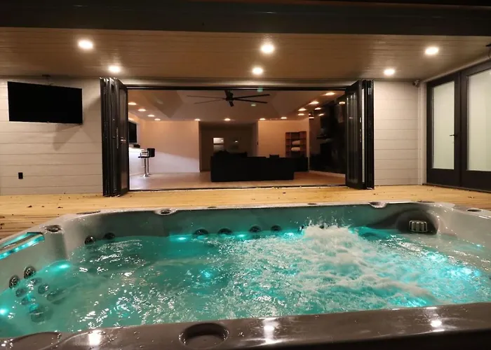 Luxury South Tulsa Retreat With Hot Tub And King Size Beds