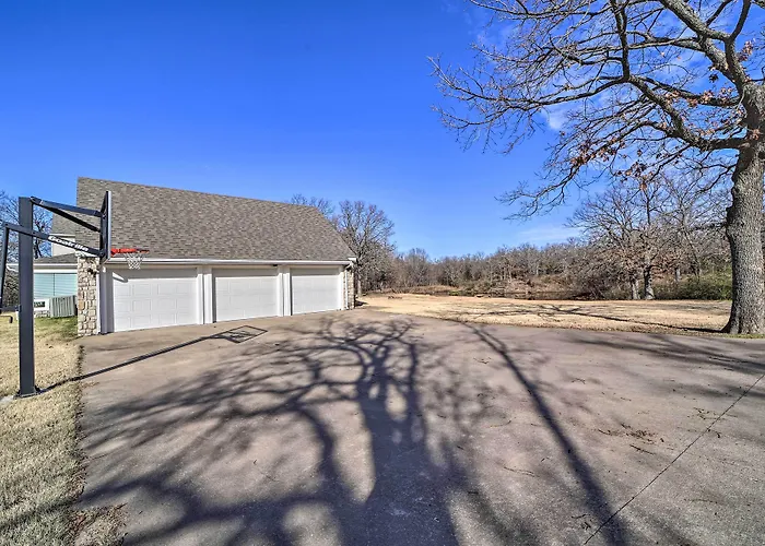 Grand Tulsa Getaway With Private Pond, Dock & Deck