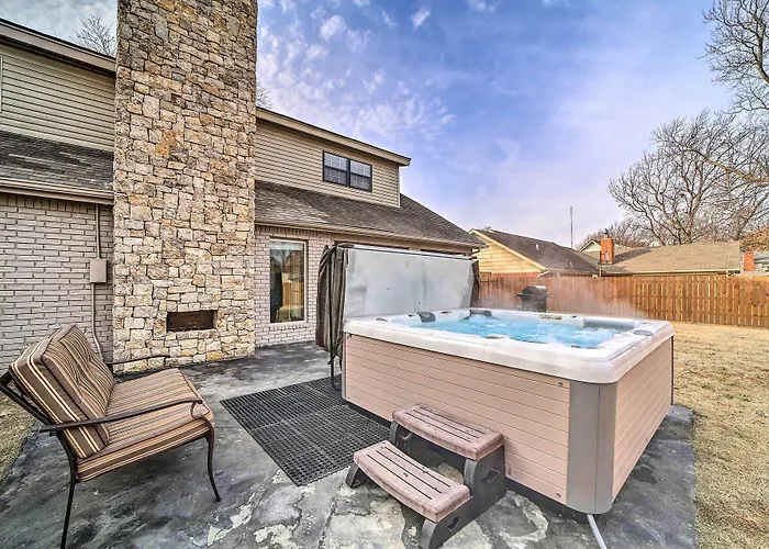 Immaculate 'Woodland View' Retreat W/ Hot Tub