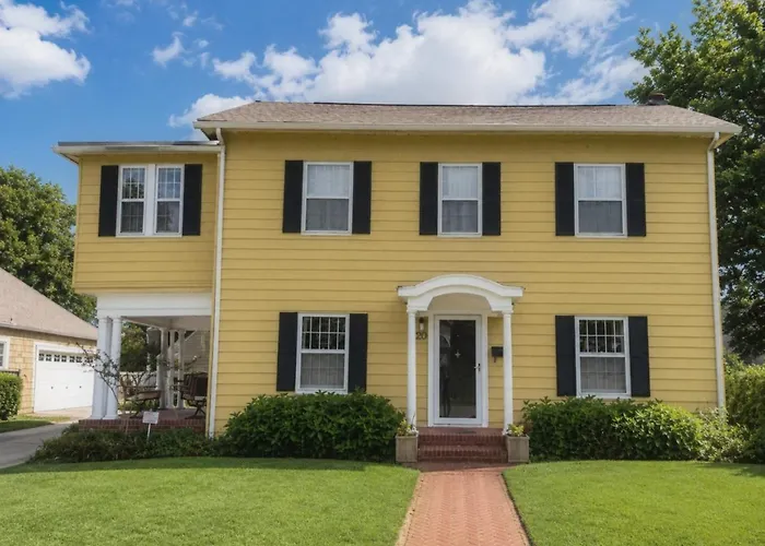Yellow House Near Cherry St & Utica Square