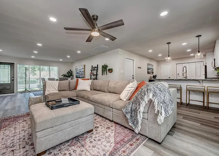 Modern Retreat In The Heart Of Tulsa With Garage