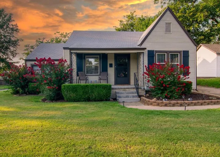 Corner Charmer 2Br - Bonus Room - Near Tu & Expo