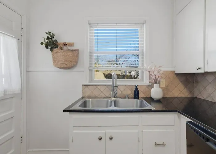 Corner Charmer 2Br - Bonus Room - Near Tu & Expo