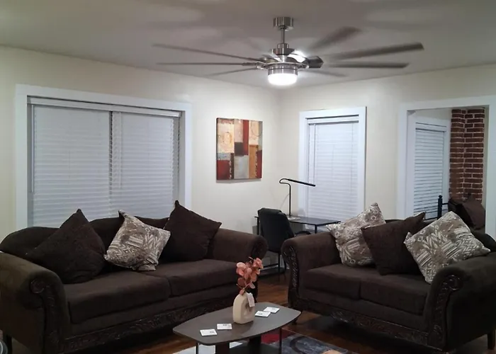 Kid Friendly 2Br Upstairs Apartment Near Downtown