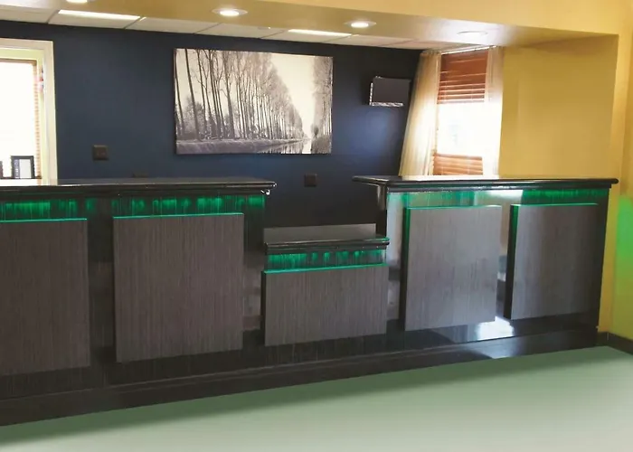 La Quinta Inn & Suites by Wyndham Tulsa Central