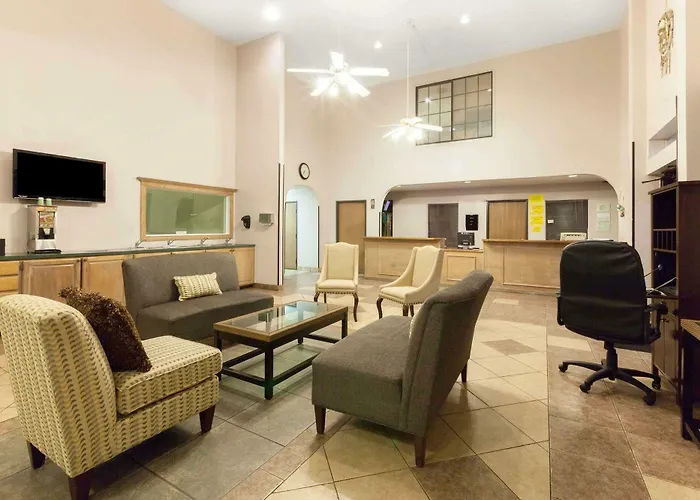 Super 8 by Wyndham Tulsa/Downtown/East